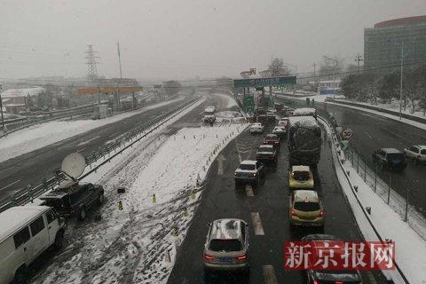 其中西北部降雪量较大,昌平居庸关长城最大为12